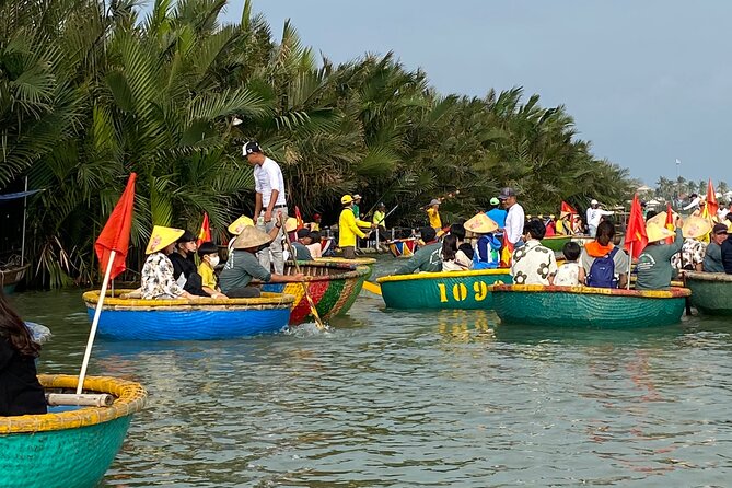 5-Hour Discovery Countryside by Cycling, Buffalo and Basket Boat - Catching fish and purple crabs with local fishermen