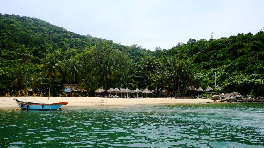 Cham Island: Underwater Walking & Snorkeling Tour - Bai Chong Beach Seafood Lunch: The Real Midday Reset