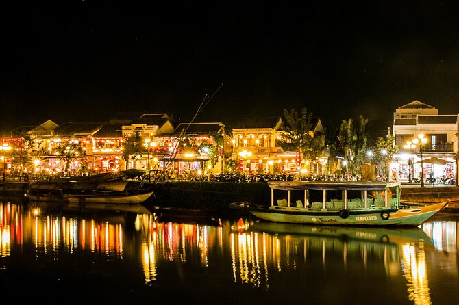 Coconut Basket boat, City tour, Boat ride, Night market from DN - Dinner plus a local home stop: the comfort-food part of the day