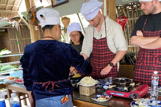 Cooking Class and Tasting Pho in Da Nang with Local Chef - Rolling and frying Gỏi cuốn the Da Nang way