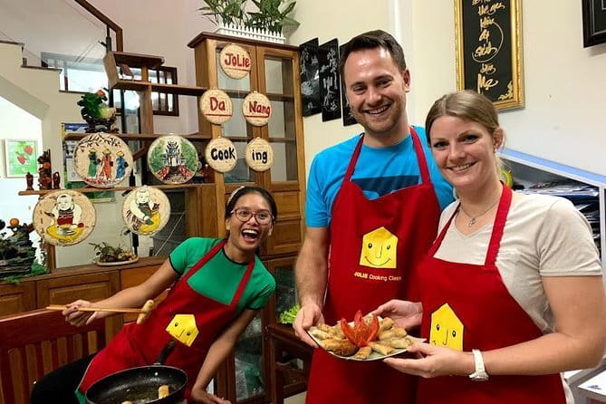 Cooking Class and Tasting Pho in Da Nang with Local Chef - Pho practice: learning to make beef or chicken noodle bowls