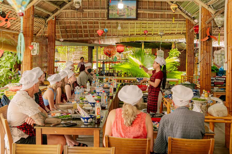 COOKING CLASS -BASKET BOAT - Finding the meeting point inside the golden dragon bridge