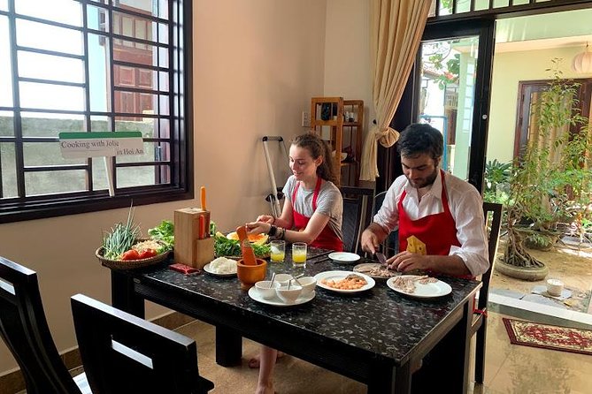 Cooking with Jolie in Hoi An and Lantern making class (JHA4) - 9:00 Market Shopping: Pick Produce Like People Actually Do