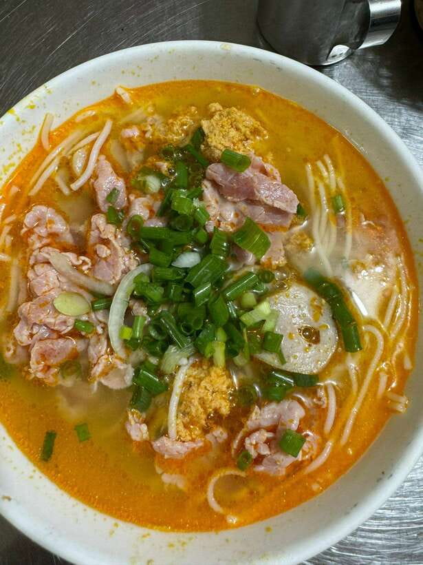 Da Nang City Street Food Tour With Live Music Tien Sa Show - The guide makes the difference, especially if you eat fast
