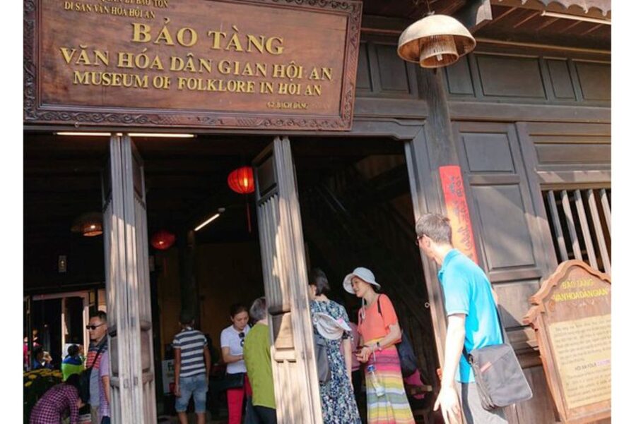 Da Nang/Hoi An: Market & Old Town Private Tour with Transfer - Japanese Covered Bridge: the symbol stop you should not skip