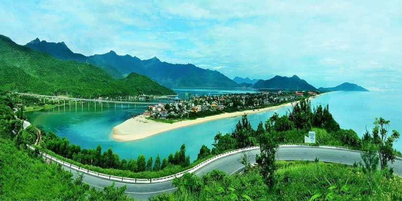 Da Nang: Hue Imperial Day Trip, Hai Van Pass Train, & Lunch - Riding the Hai Van Pass train, the view is the point