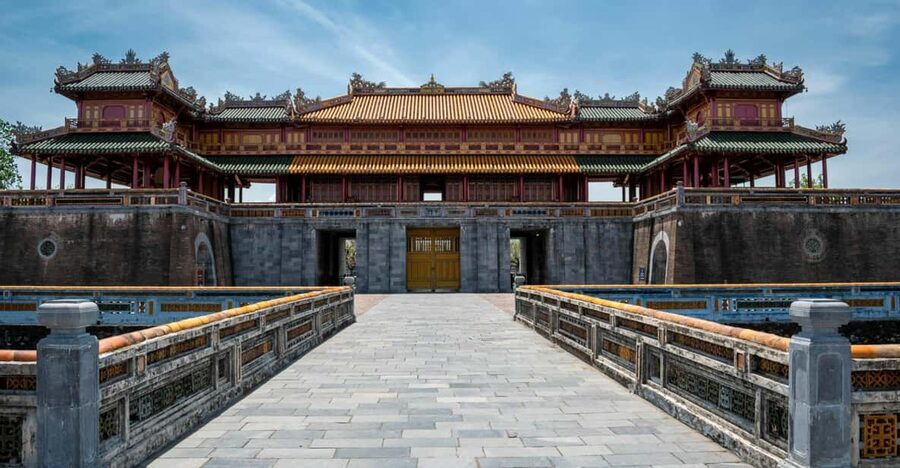Da Nang: One-Day Hue Discovery with Luxury Private Limousine - The 8:00 AM departure and Hai Van Pass photo time