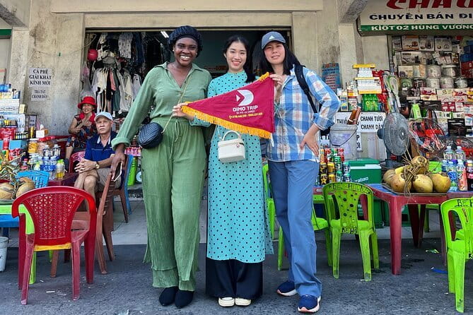 Danang Food Tour With Local Students - Son Trà Night Market: Souvenirs, Street Music, and a Final Taste