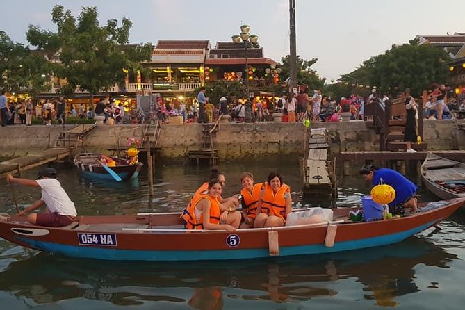 Discover Hoi An Walking Tour, Sampan Boat Ride, Night Market &Colourful Lanterns - Ancient Town walk: Chinese Assembly Hall, Japanese Bridge, and heritage houses