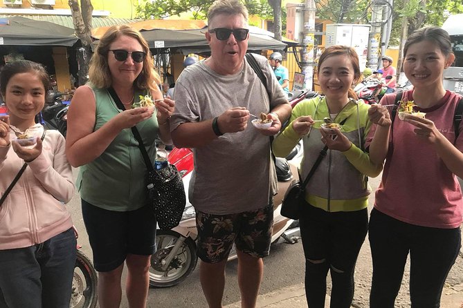 Evening Walking Food Tour, folk game and lantern boat - The lantern boat: 15 minutes that change the whole mood