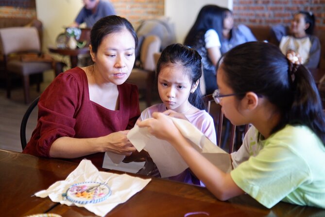 Hand Embroidery Workshop in Hoi An for Beginers - Stitches that look impressive, including simple 3D flowers