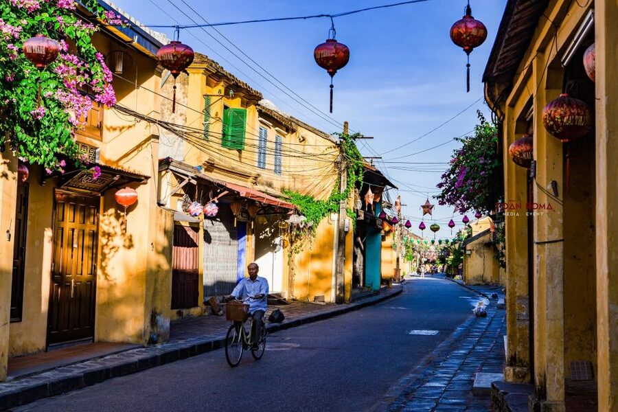 Hoi An: 2.5-Hour Street Food Tour - Market Stops: Where the Flavors Start Making Sense