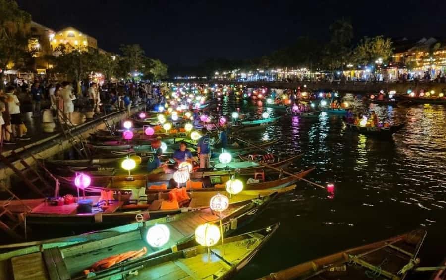 Hoi An: Boat Ride on Hoai River & Release the Flower Lantern - Lighting the flower lantern and releasing it for luck