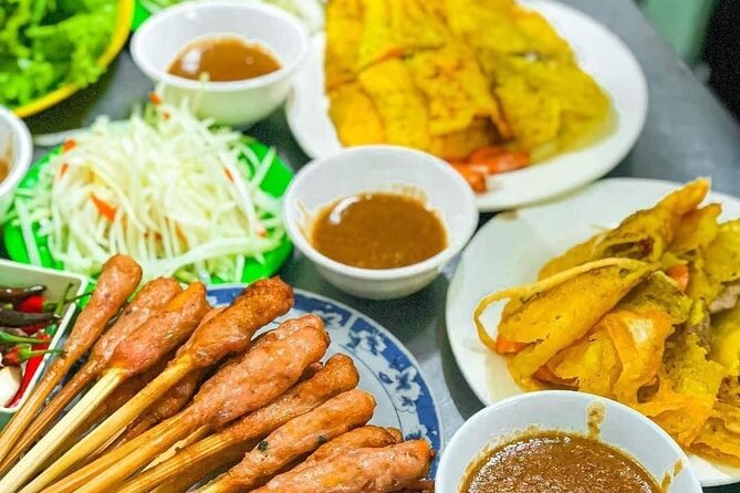 Hoi An Cheap Walking Food Tour - Walking from the Banh Mi Queen into Old Town food mode