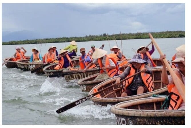 Hoi An Countryside Tour by Car/Motorbike or cycling - Stop 3: Lantern Making at Home and Bringing Your Work Back