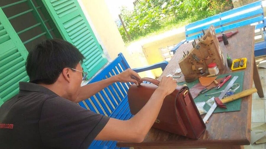 Hoi An: Experience Handmade Leather Making in Oldtown - Choosing leather color and customization options that feel worth it
