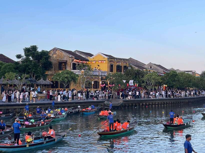 Hoi An: Hoai River Boat Ride with Flower Lantern Release - The lantern release moment, plus how to make it feel meaningful