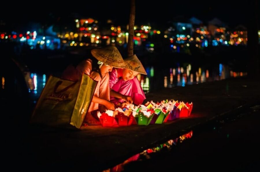 Hoi An: Hoai River Night Boat Trip and Floating Lantern - Peak-Time Reality: 7:00 PM to 8:00 PM Line Waiting