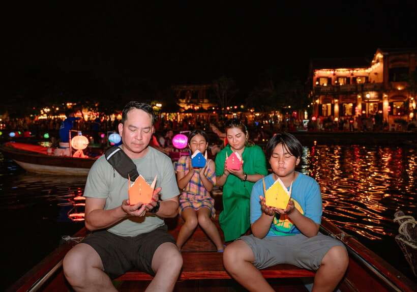 Hoi An : Lantern Boat Ride & Flower Lantern Making Class. - The Thu Bon River boat ride at night, views and practical photo tips