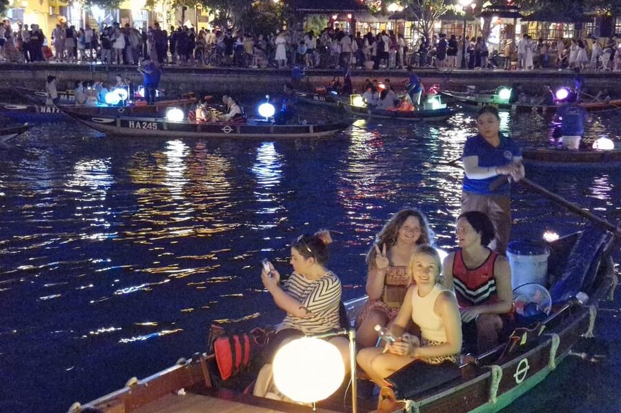 Hoi An : Lantern Boat Ride & Release Lanterns - Who This 20-Minute Lantern Boat Ride Is For