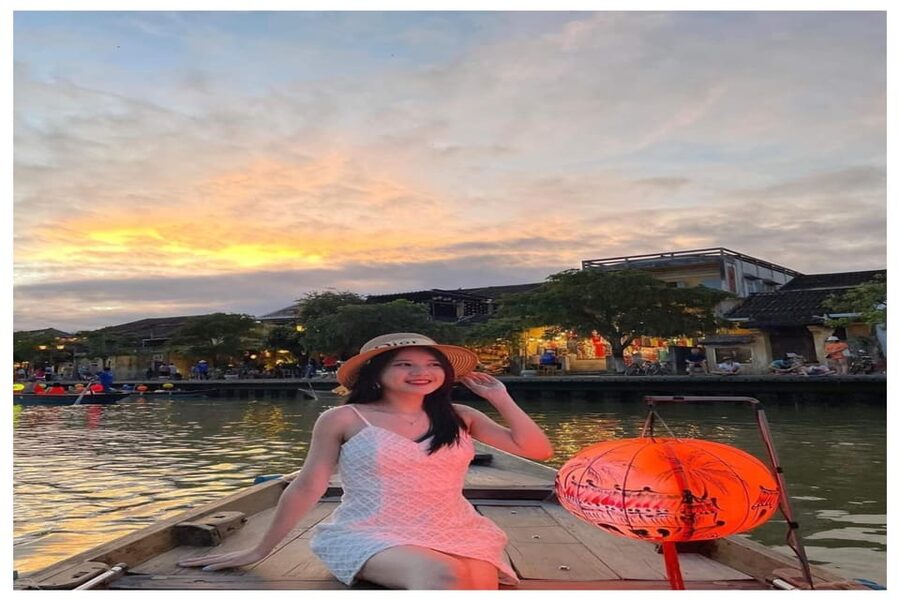 Hoi An : Lantern Boat Trip & Release Lantern - Traditional Folk Songs and Brief Encounters with River Life