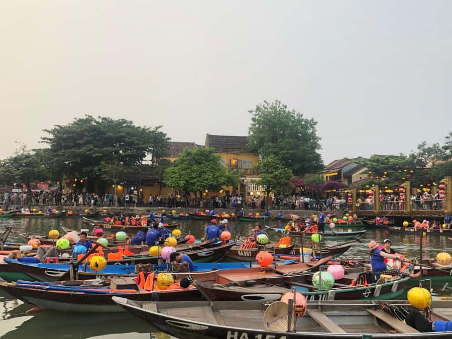 Hoi An : Night Boat Trip and Floating Lantern on Hoai River - Timing in Hoi An: 18:30 to 19:30 is peak time