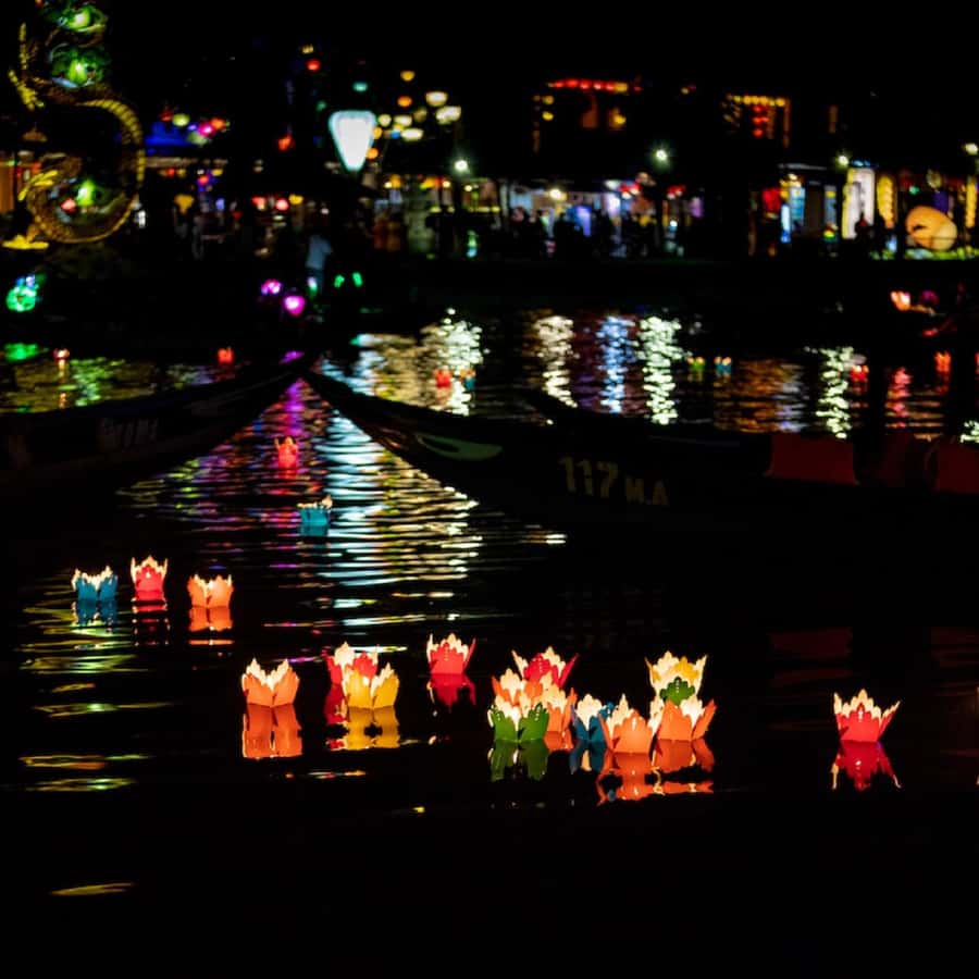 Hoi An : Night Boat Trip and Floating Lantern on Hoai River - The logistics that make it smooth: greeter to dock, back again