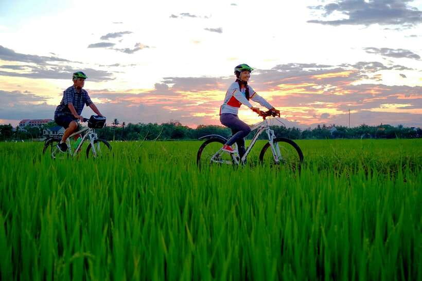 Hoi An: Private Evening Food Tour by Bike - Stop 1 at Discova Day Tour Shop: setting up before you taste