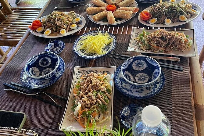 Hoi An Private Seafood Cooking Class/Oyster Cooking Experience - How you choose prawns, squid, and oysters like a pro