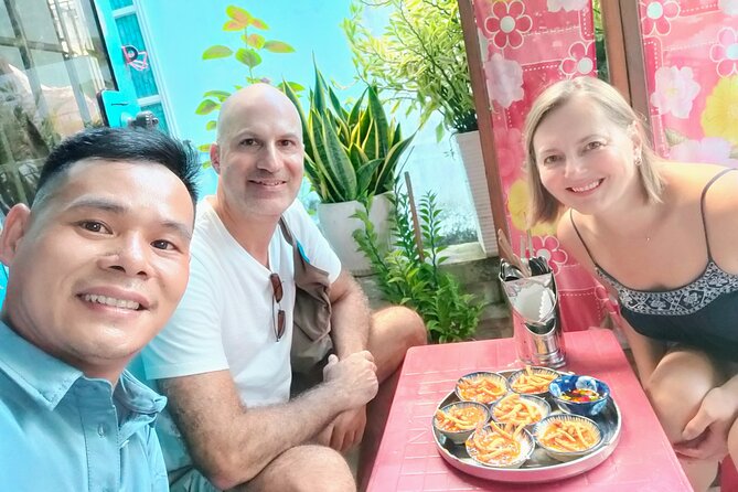 Hoi An street food tour - The workshop stop: white rose dumplings and wontons made before you eat