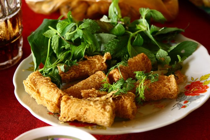 Hoi An Street Food Walking Tour with Tastings - The guides: what good looks like on this walking food tour