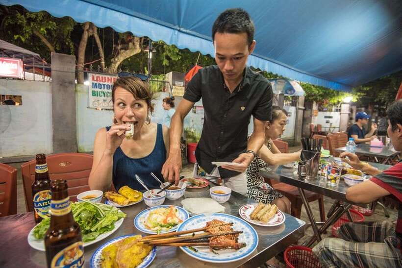 Hoi An: Sunset Food Tasting Tour - Hidden alleys, local cafés, and the guide factor in Old Town