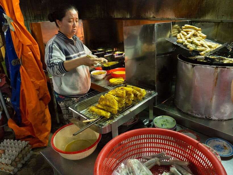 Hoi An: Sunset Food Tasting Tour - Cao Lau and sesame and peanut hot milk: the main attraction stop