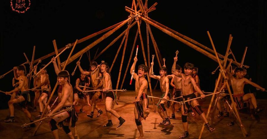 Hoi An: Teh Dar Vietnamese Bamboo Circus at Lune Center - The folklore themes: mountain conquerors and a circle story