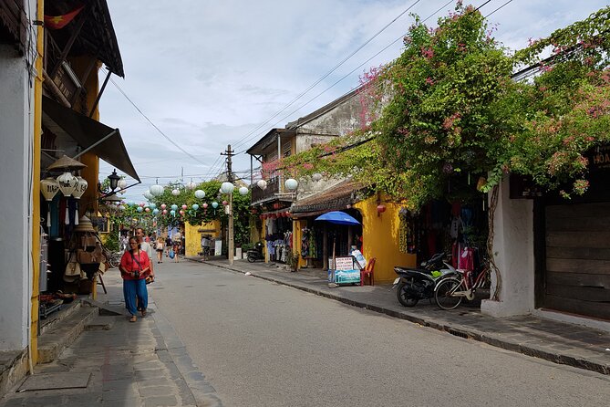 Hoi An town private walking tour with boat trip - A Short Hoai River Boat Ride That Resets Your Feet
