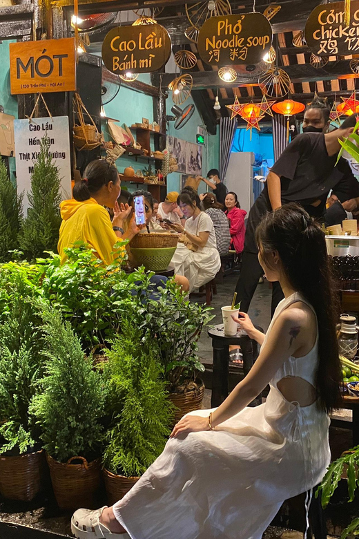 Hoian Old Town - Immersive Free Walking Tour - Finding your guide at 125 Phan Chu Trinh, and what “small group” changes