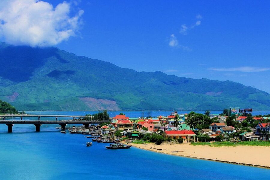 Hue to Hoi An/Da Nang: Private Scenic Motorbike Tour - Lang Co Beach for a Swim and a Seafood Lunch Plan