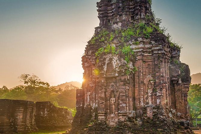 My Son Sanctuary Private Tour - Guides who set the tone: Viet and Trieu in action