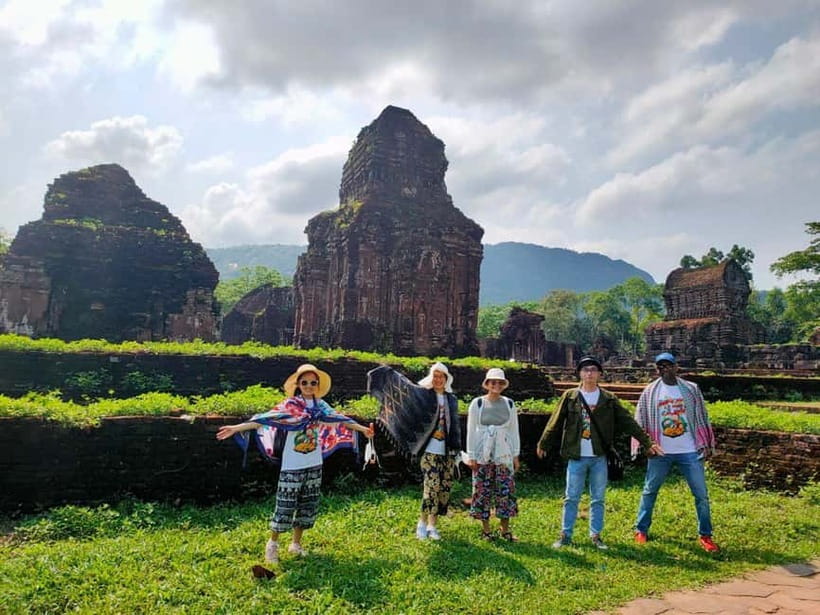 MY SON SANCTUARY - RICE PAPER MAKING DELUXE TOUR FROM DANANG - Điện Bàn food breaks: photo stop and real Vietnamese meals
