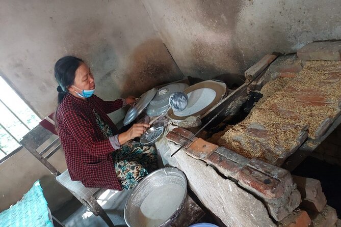 Private Motorbike tour and Discover local villages around Hoi An - Stop 4: Tra Nh iêu Mat Village, learning from a plant and making weaving work