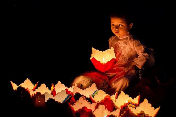 Private Night Boat Trip and Floating Lantern on Hoi An River - How the lantern release works on the water