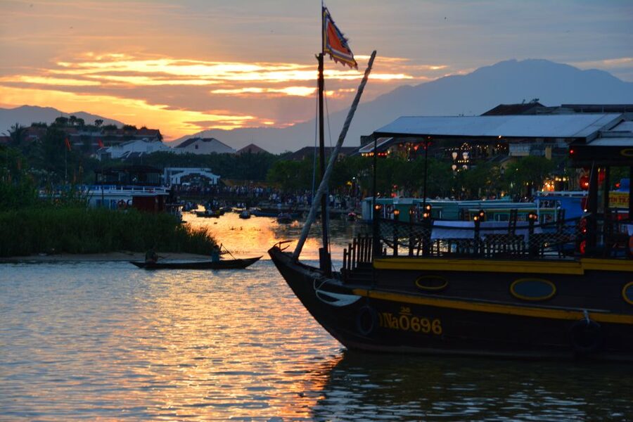 Romantic Sunset Dinner Cruise in Hoi An - Dinner on the Water: Seafood, Wine Options, and Tropical Fruit