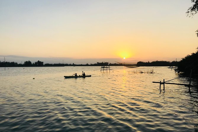 Sunset Paddle and Lantern Town - Small-Group Setup and What the Guide Actually Does