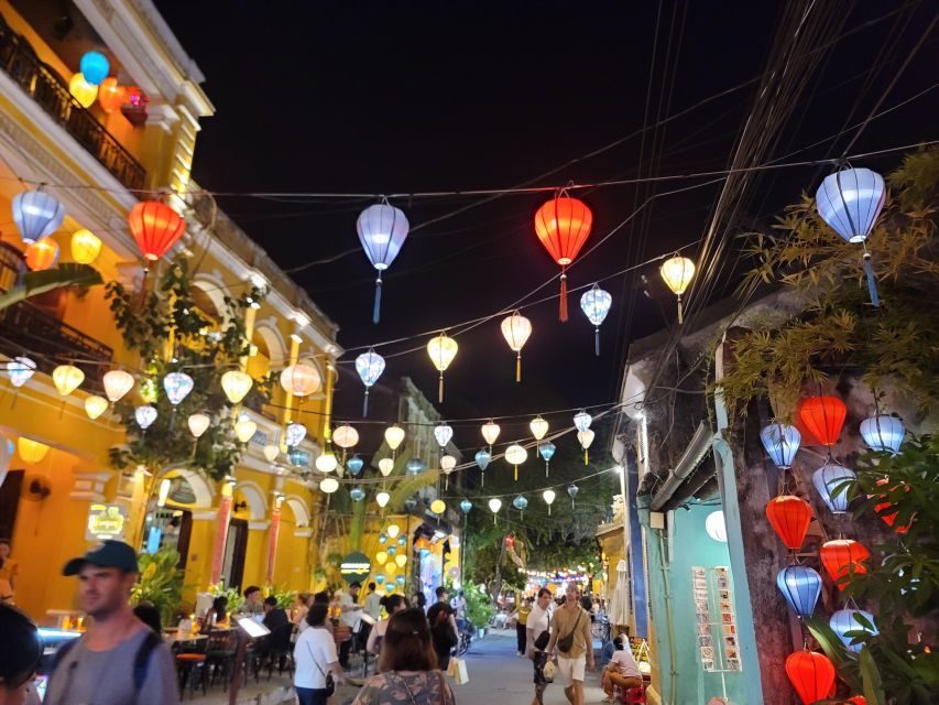 The lanterns of Hoi An & My Son - Hoi An at 16:00: ancient town walking time before the lanterns