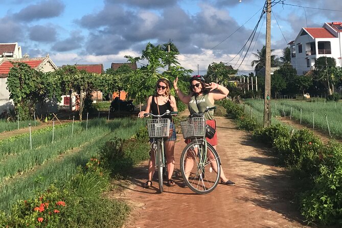 Tra Que Village Cycling And Farming - Gardening activities: from preparing the land to picking vegetables